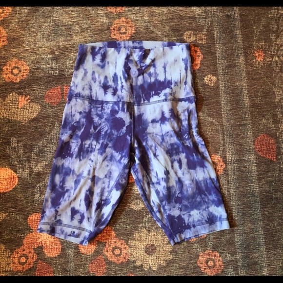 BIKER SHORTS LULULEMON 🌼!! Only worn twice - Picture 2 of 3